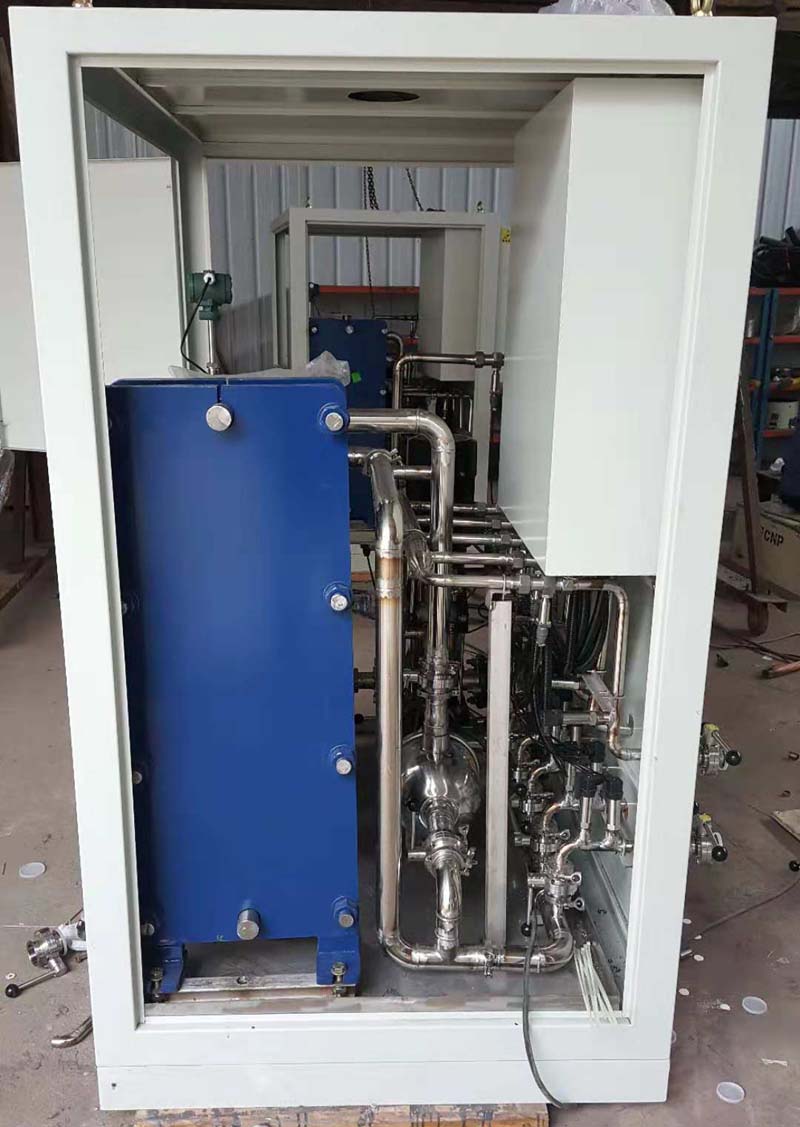工業(yè)恒溫水冷機(jī)配套冷卻水塔的緣由及注意事項(xiàng).jpg